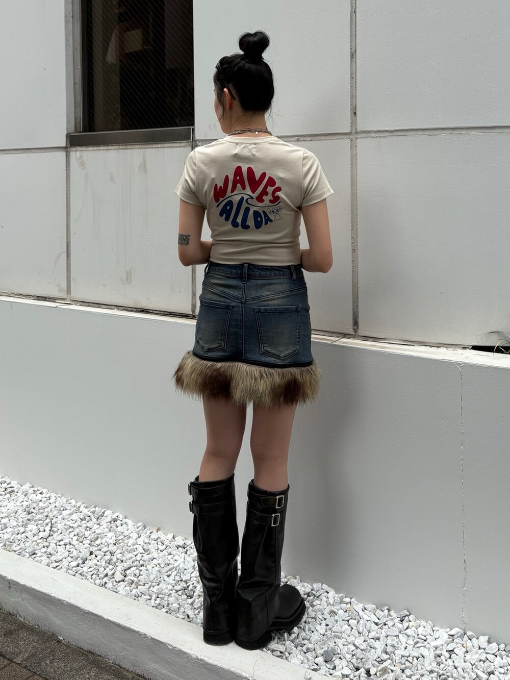 ホワイト系のTシャツ/カットソー、ブルー系のスカート、ブラック系のブーツを着用したレディースの夏コーディネートの3枚目の写真