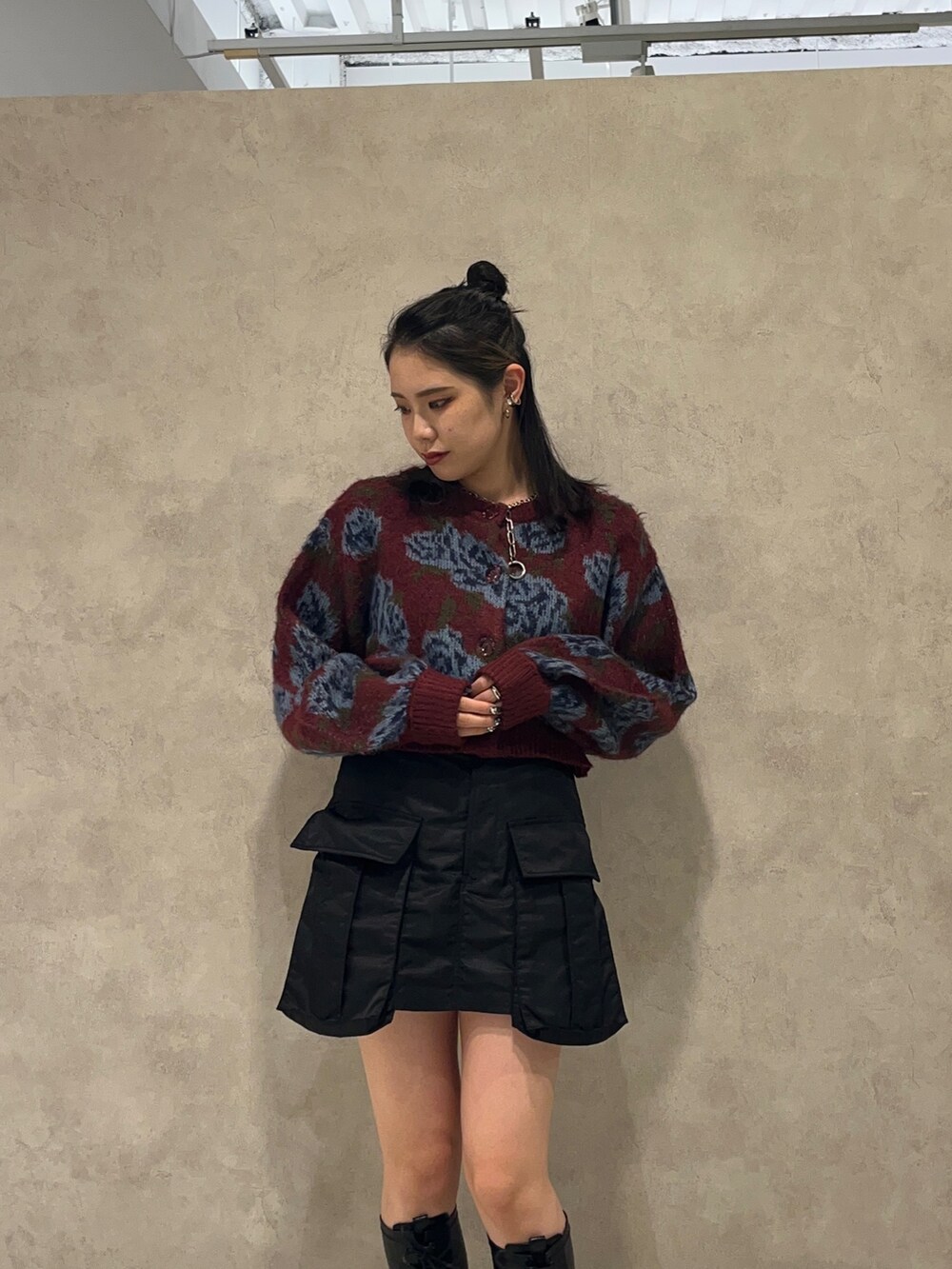 レッド系のカーディガン/ボレロ、ブラック系のその他パンツ、ブラック系のブーツを着用したレディースの秋コーディネートの4枚目の写真