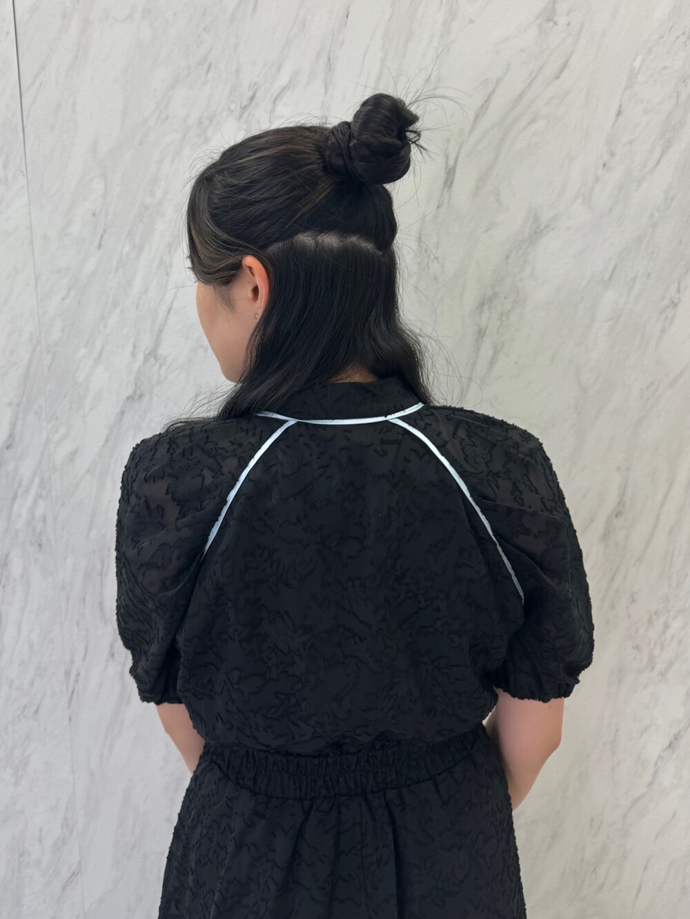 ブラック系のワンピース、ブラック系のバレエシューズを着用したレディースの春コーディネートの5枚目の写真