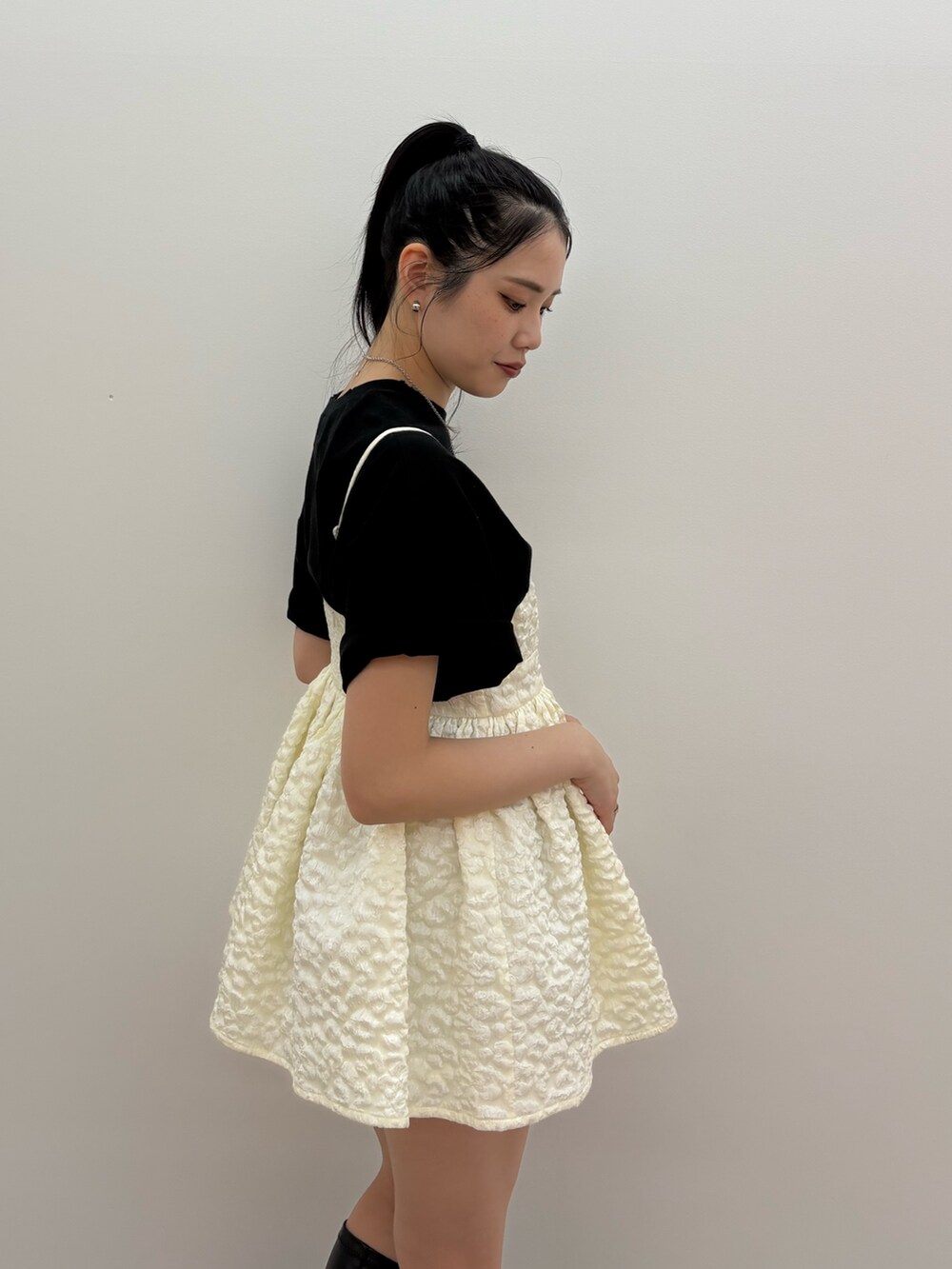 ホワイト系のチュニック、ブラック系のTシャツ/カットソーを着用したレディースの春コーディネートの4枚目の写真