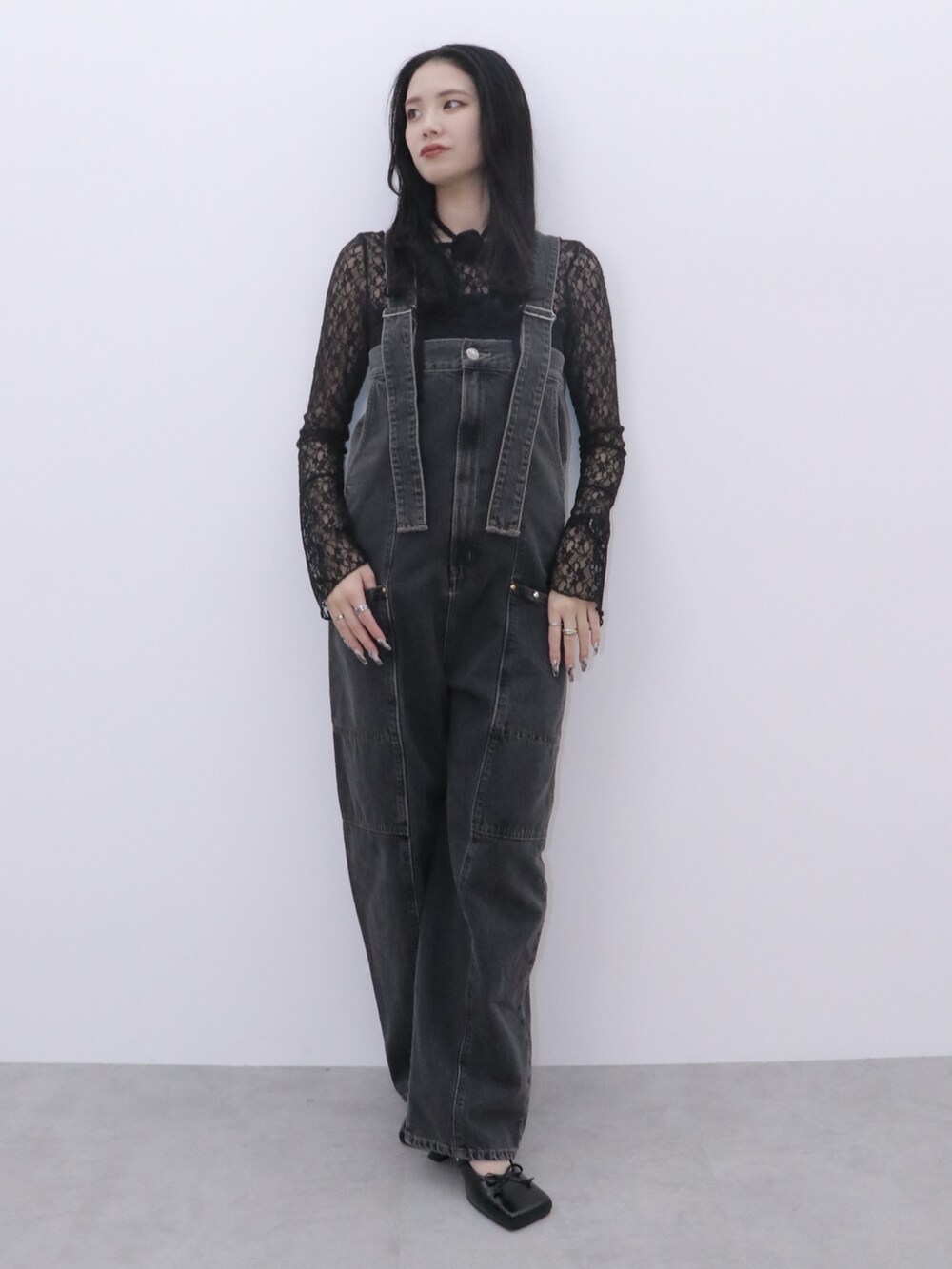 ブラック系のつなぎ/オールインワン、ブラック系のパンプスを着用したレディースの冬コーディネートの2枚目の写真