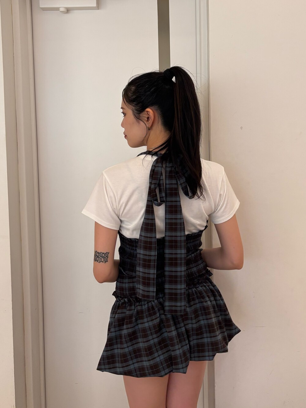 ホワイト系のTシャツ/カットソー、ブラウン系のワンピースを着用したレディースの春コーディネートの4枚目の写真