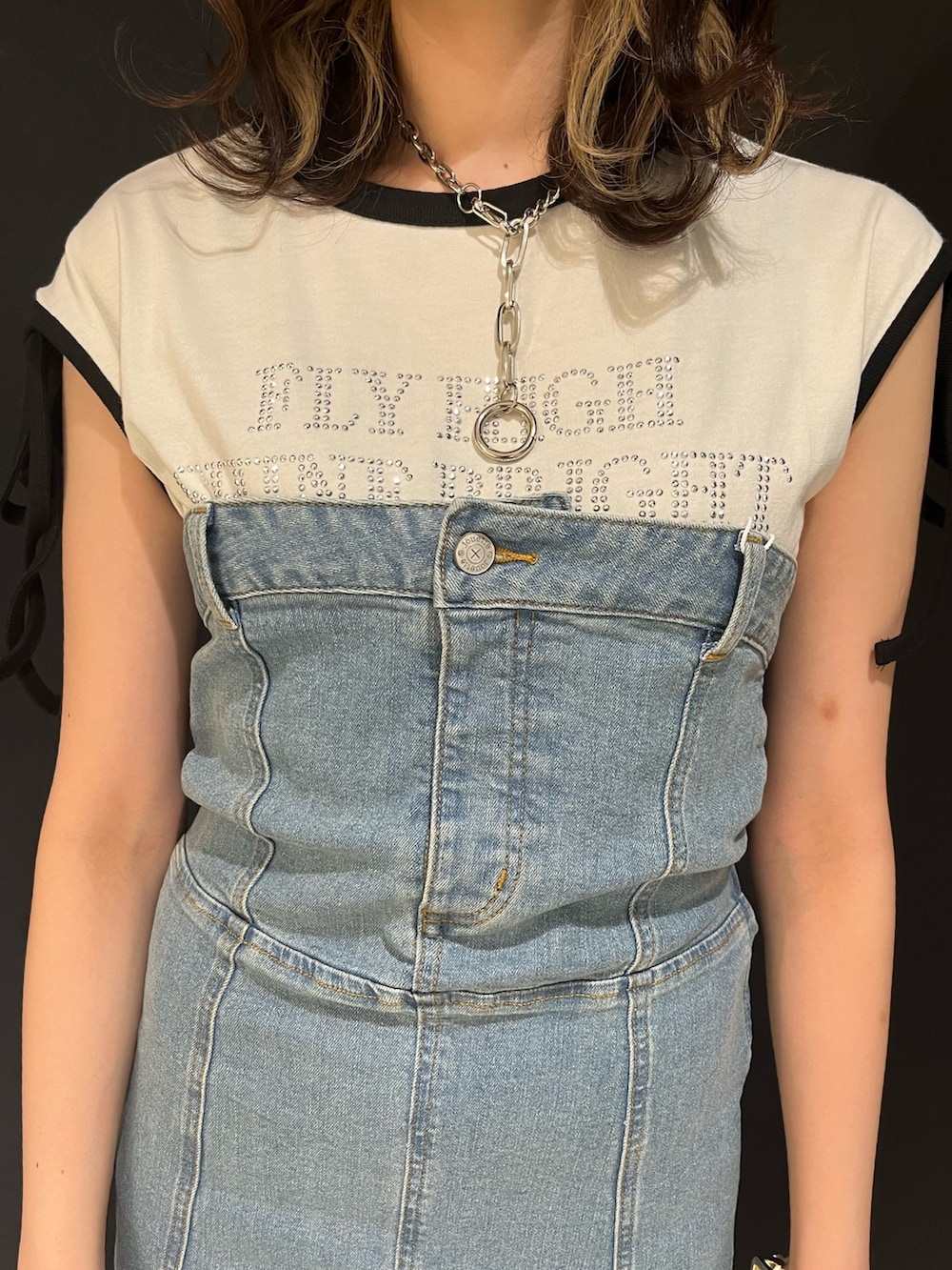 ブルー系のジャンパースカート、ホワイト系のTシャツ/カットソー、シルバー系のサンダルを着用したレディースの夏コーディネートの5枚目の写真