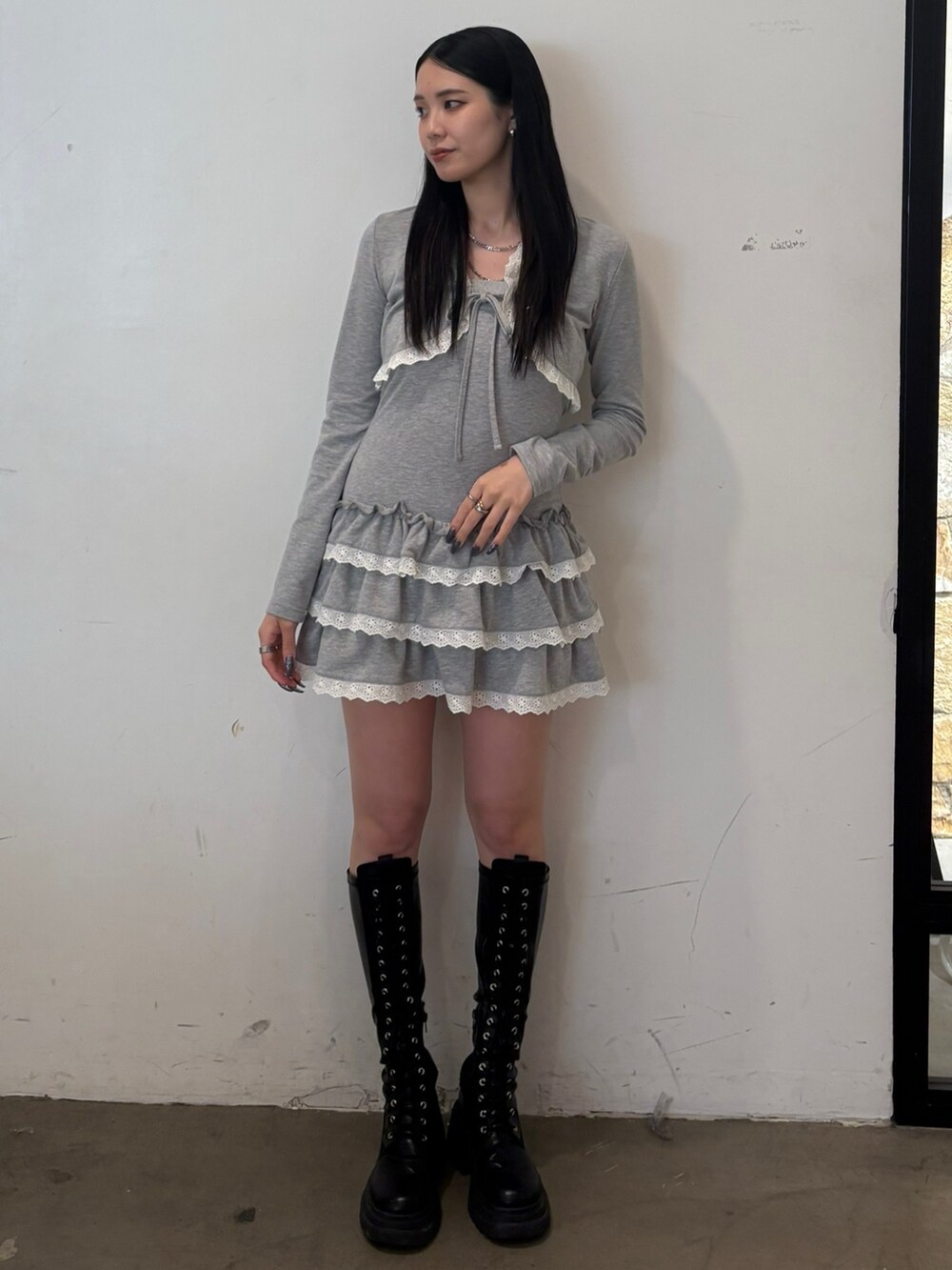 グレー系のワンピースを着用したレディースの春コーディネートの2枚目の写真