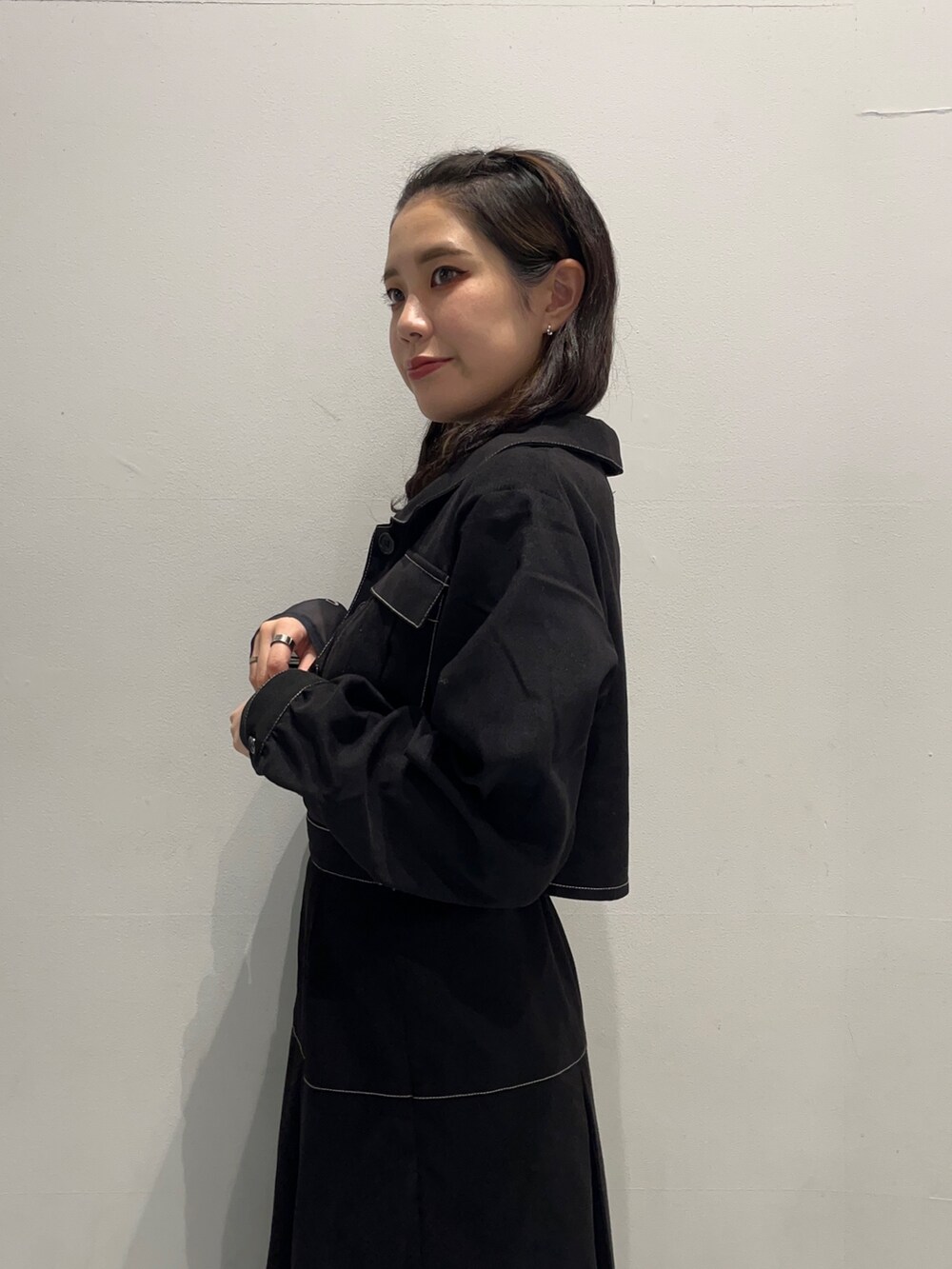 ブラック系のワンピース、ブラック系のブーツ、ブラック系のTシャツ/カットソーを着用したレディースの冬コーディネートの5枚目の写真