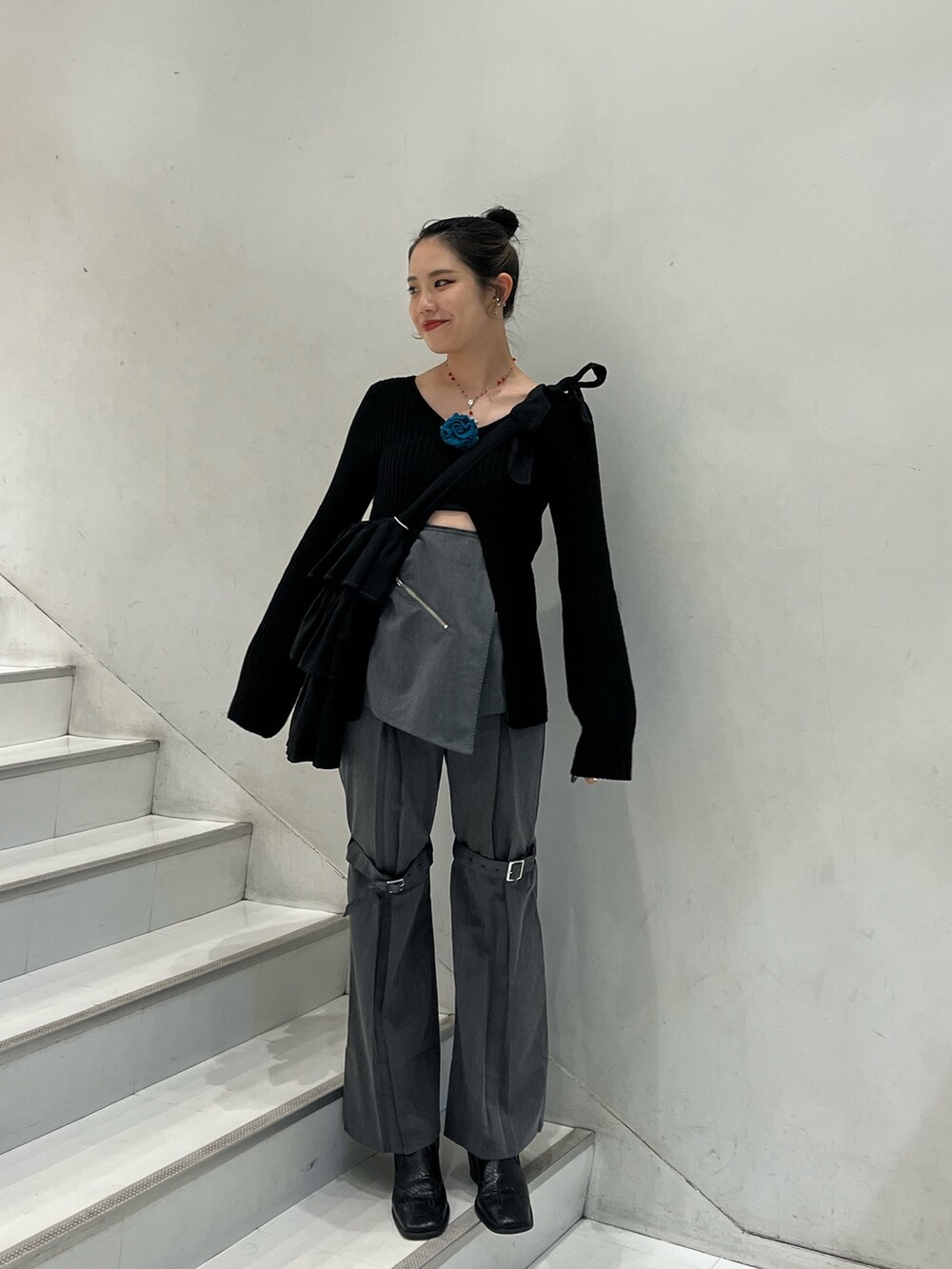 グレー系のその他パンツ、ブラック系のニット/セーター、シルバー系のネックレスを着用したレディースの秋コーディネートの3枚目の写真