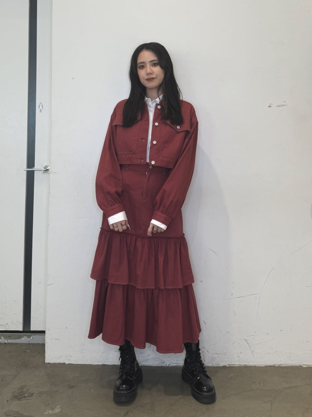 ホワイト系のシャツ/ブラウス、レッド系のワンピースを着用したレディースの秋コーディネートの2枚目の写真