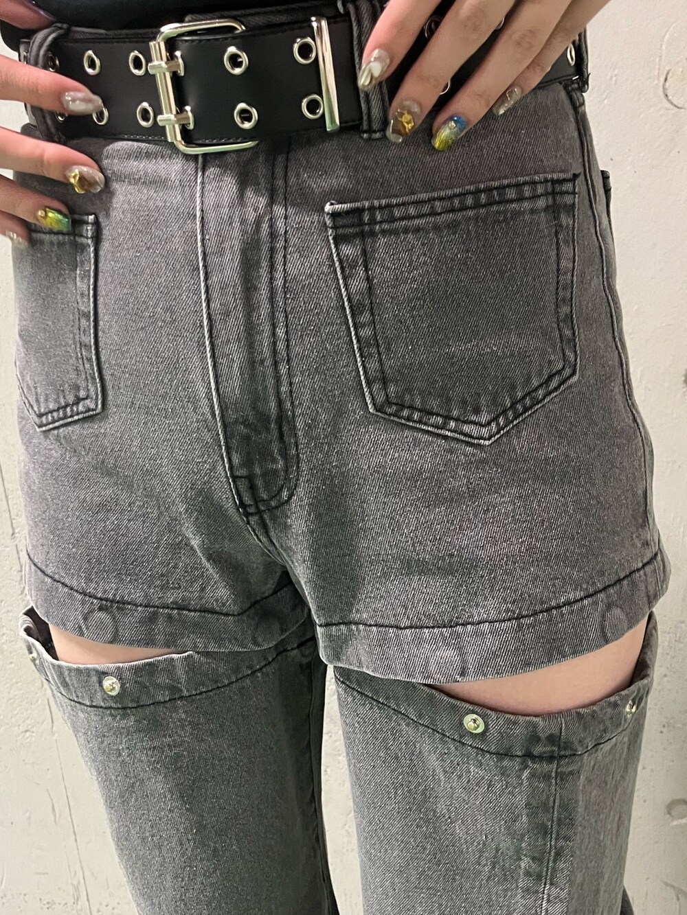 ブラック系のデニムパンツ、ブラック系のTシャツ/カットソー、ブラウン系のシャツ/ブラウスを着用したレディースの夏コーディネートの5枚目の写真