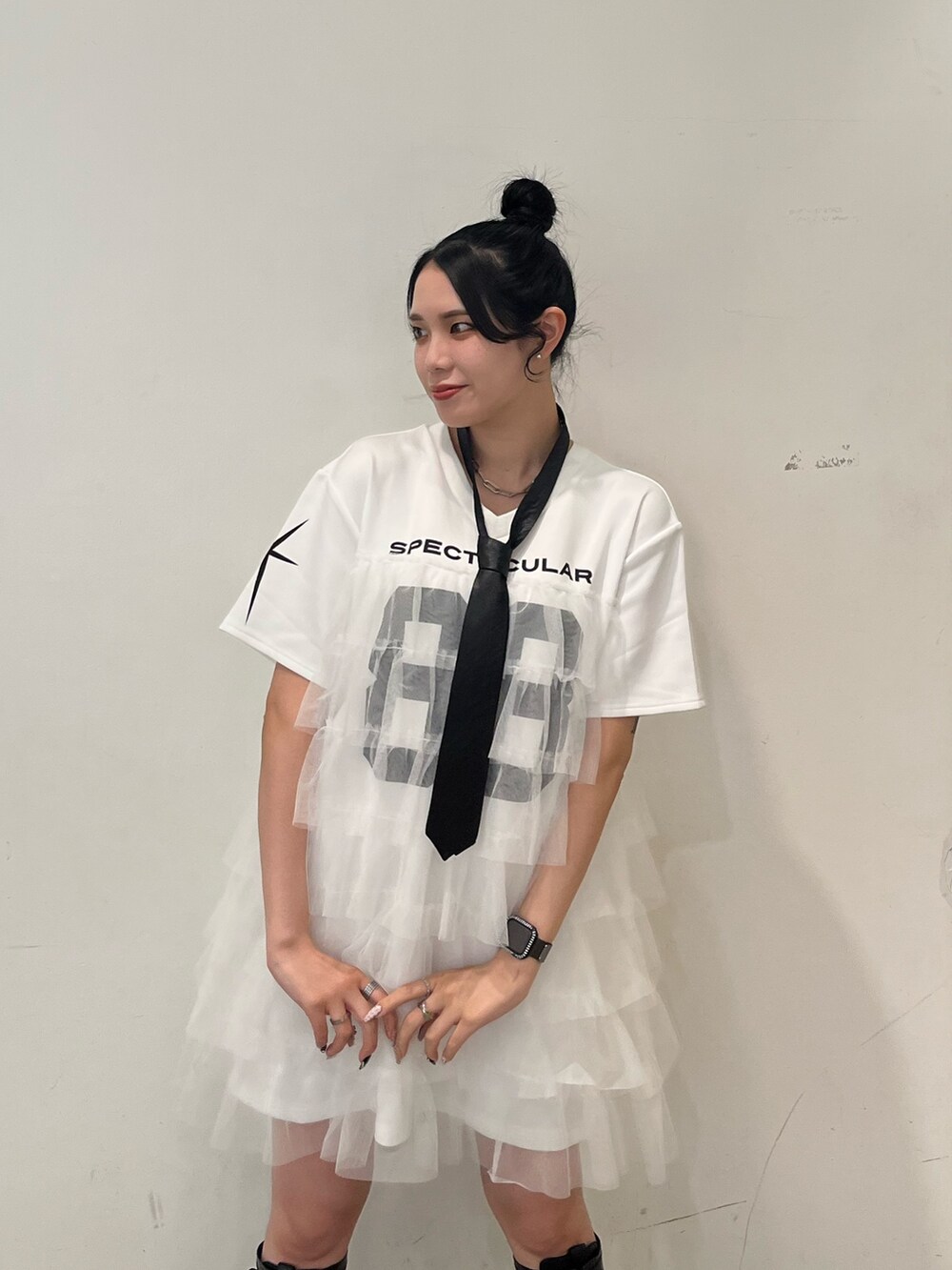 ホワイト系のワンピース、ブラック系のブーツを着用したレディースの春コーディネートの5枚目の写真