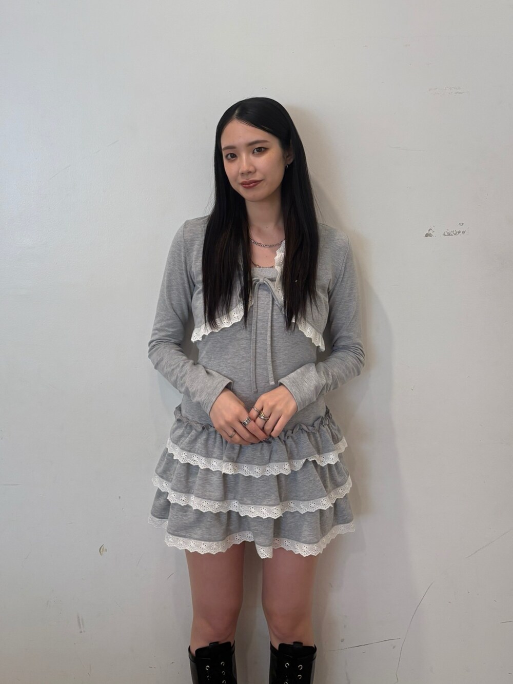 グレー系のワンピースを着用したレディースの春コーディネートの4枚目の写真