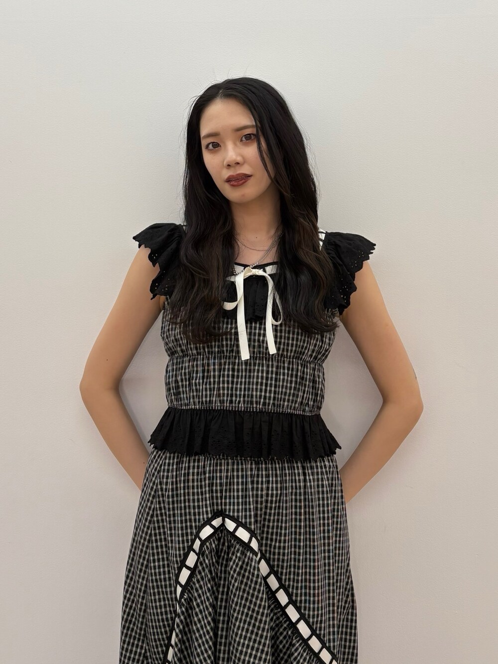 ブラック系のスカート、ブラック系のシャツ/ブラウス、シルバー系のネックレスを着用したレディースの春コーディネートの4枚目の写真