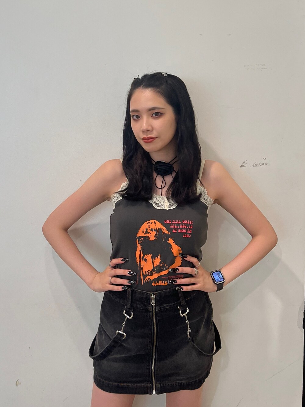 ブラック系のワンピース、ブラック系のスカート、ブラック系のブーツを着用したレディースの夏コーディネートの4枚目の写真