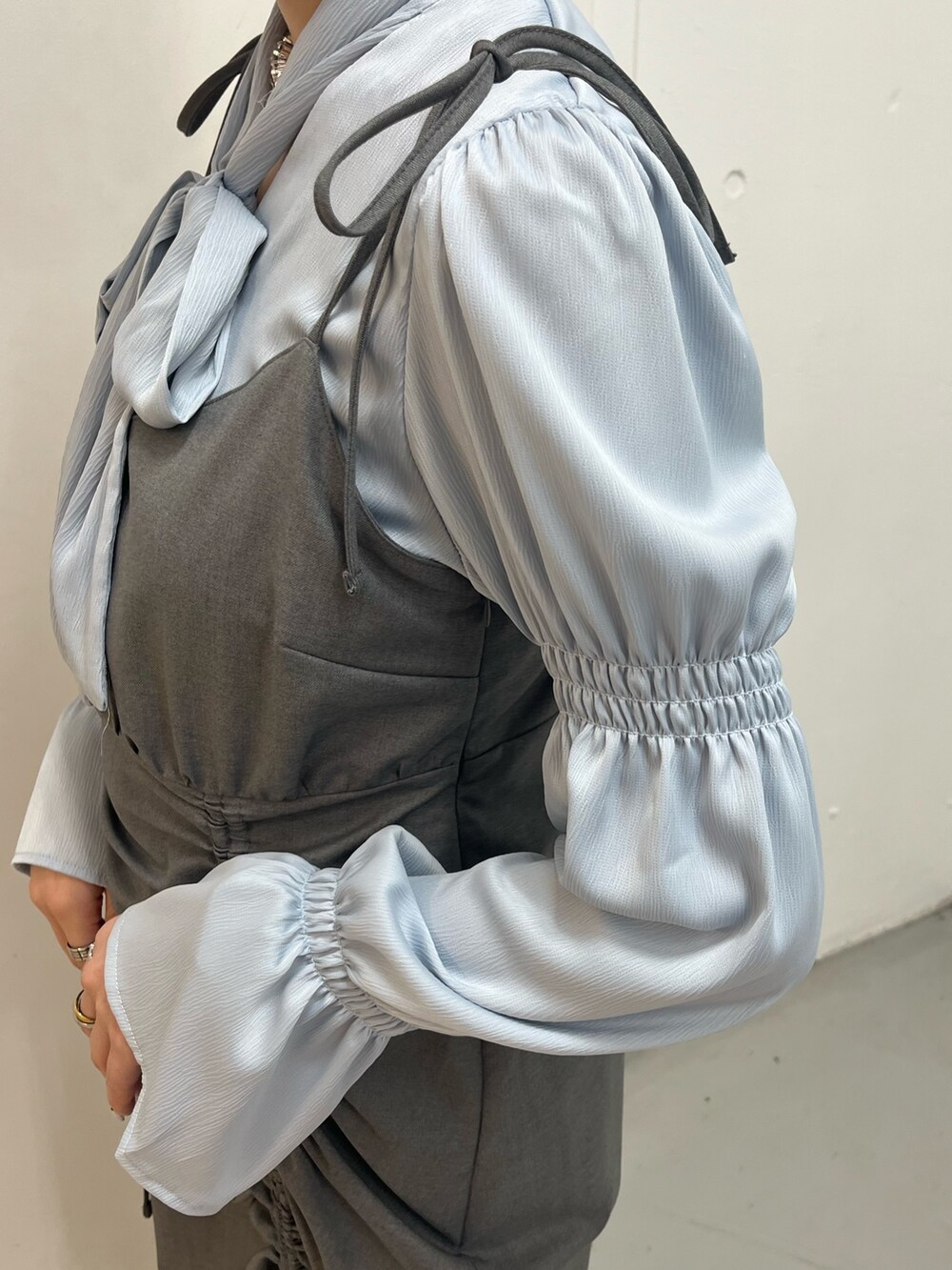 グレー系のワンピース、ブルー系のシャツ/ブラウス、ブラック系のブーツを着用したレディースの冬コーディネートの5枚目の写真