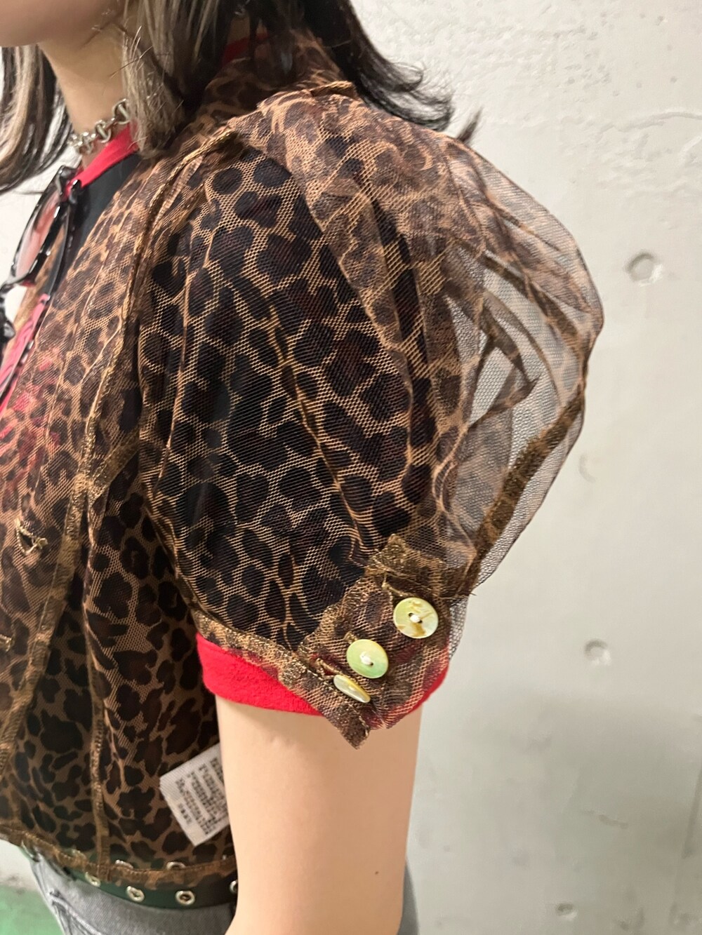 ブラック系のデニムパンツ、ブラック系のTシャツ/カットソー、ブラウン系のシャツ/ブラウスを着用したレディースの夏コーディネートの7枚目の写真