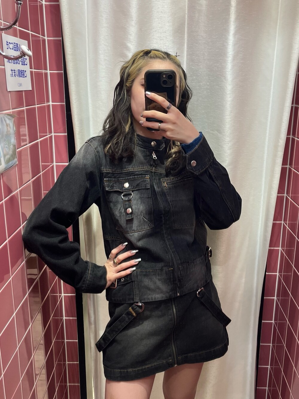 ブラック系のデニムジャケット、ブラック系のショルダーバッグ、ブラック系のブーツを着用したレディースの冬コーディネートの5枚目の写真