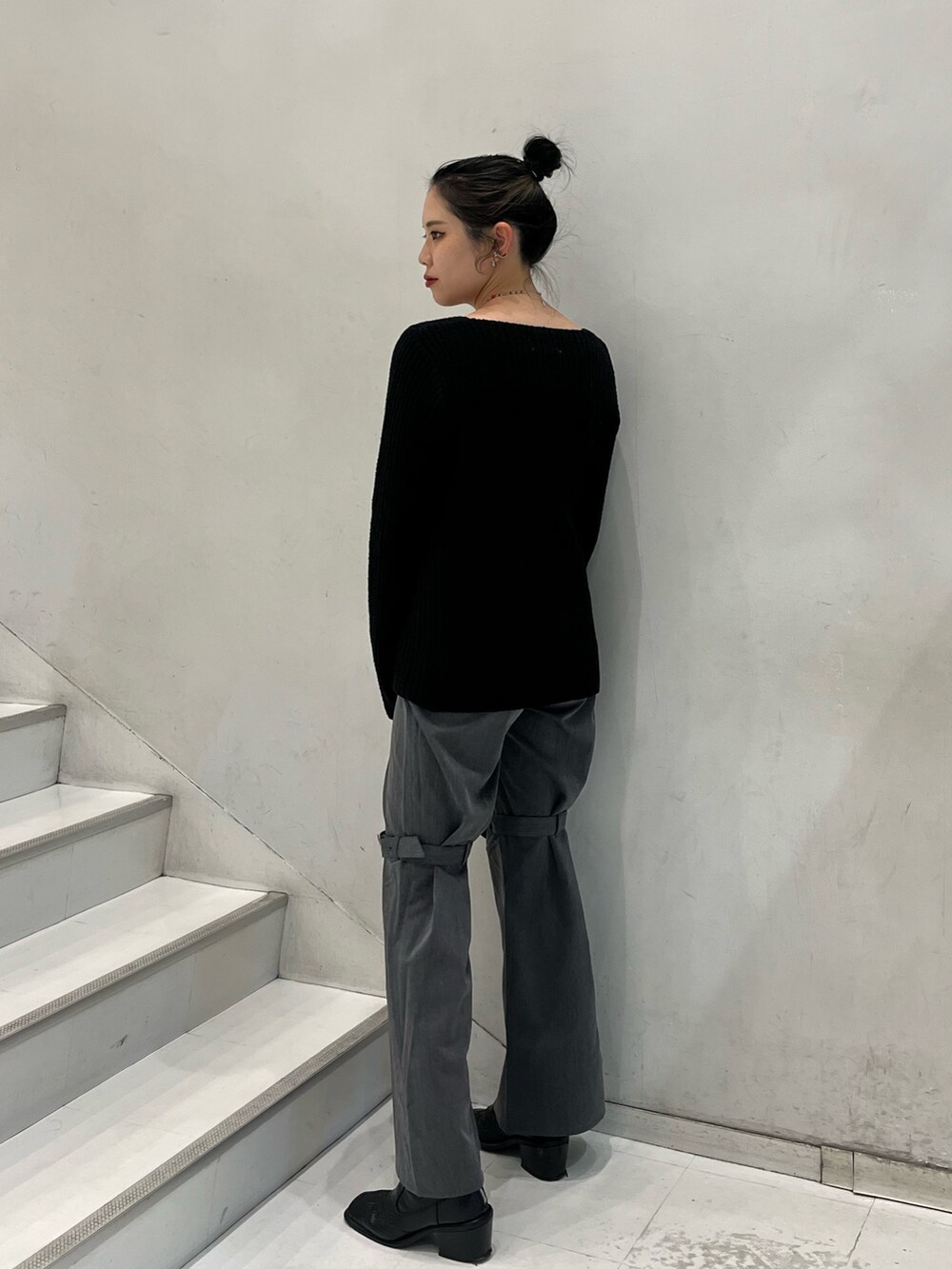 グレー系のその他パンツ、ブラック系のニット/セーター、シルバー系のネックレスを着用したレディースの秋コーディネートの4枚目の写真