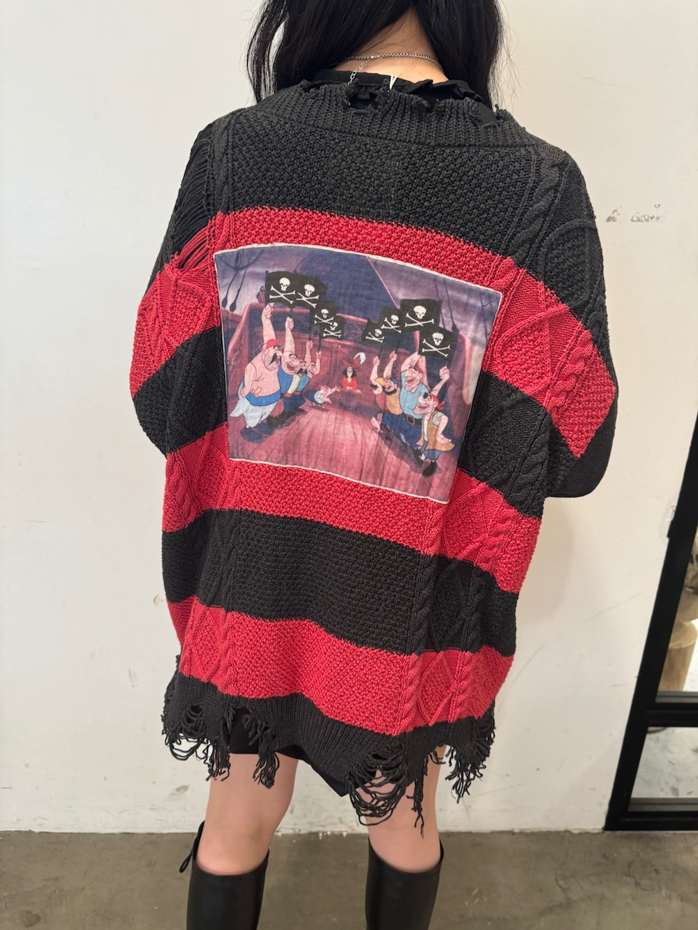 レッド系のカーディガン/ボレロ、ブラック系のワンピース、ブラック系のブーツを着用したレディースの夏コーディネートの9枚目の写真