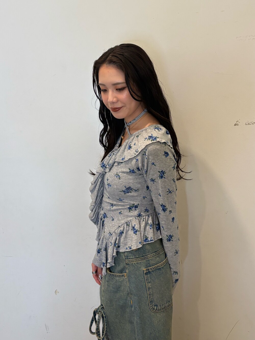 グレー系のTシャツ/カットソー、ブルー系のデニムパンツを着用したレディースの夏コーディネートの5枚目の写真