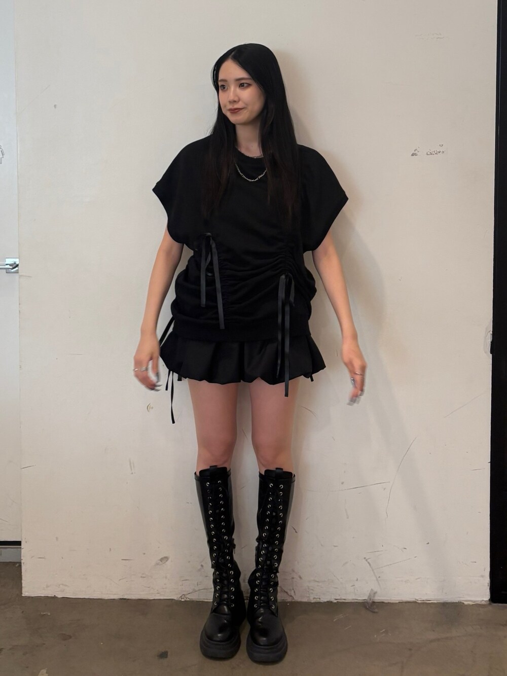 ブラック系のTシャツ/カットソー、ブラック系のスカートを着用したレディースの春コーディネートの2枚目の写真