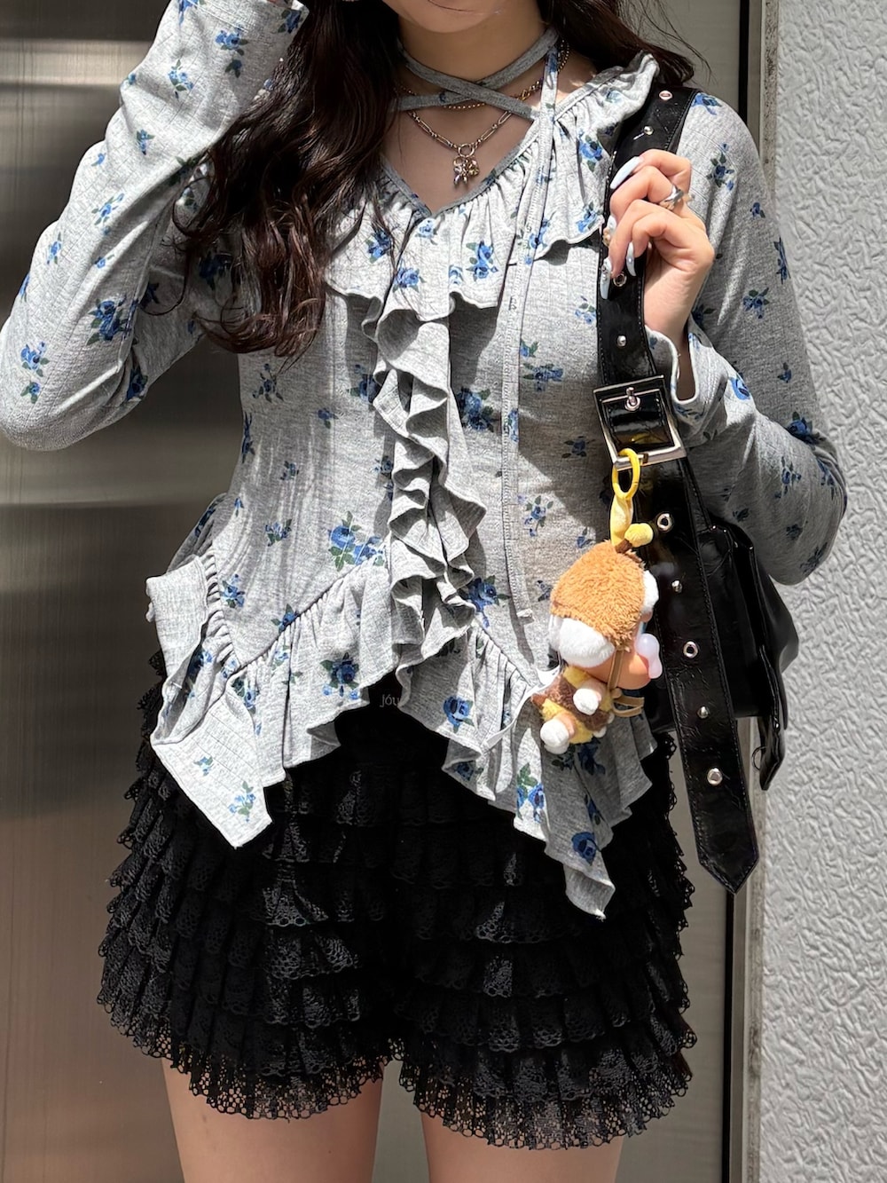 ブラック系のその他パンツ、グレー系のTシャツ/カットソー、ブラック系のブーツを着用したレディースの夏コーディネートの4枚目の写真