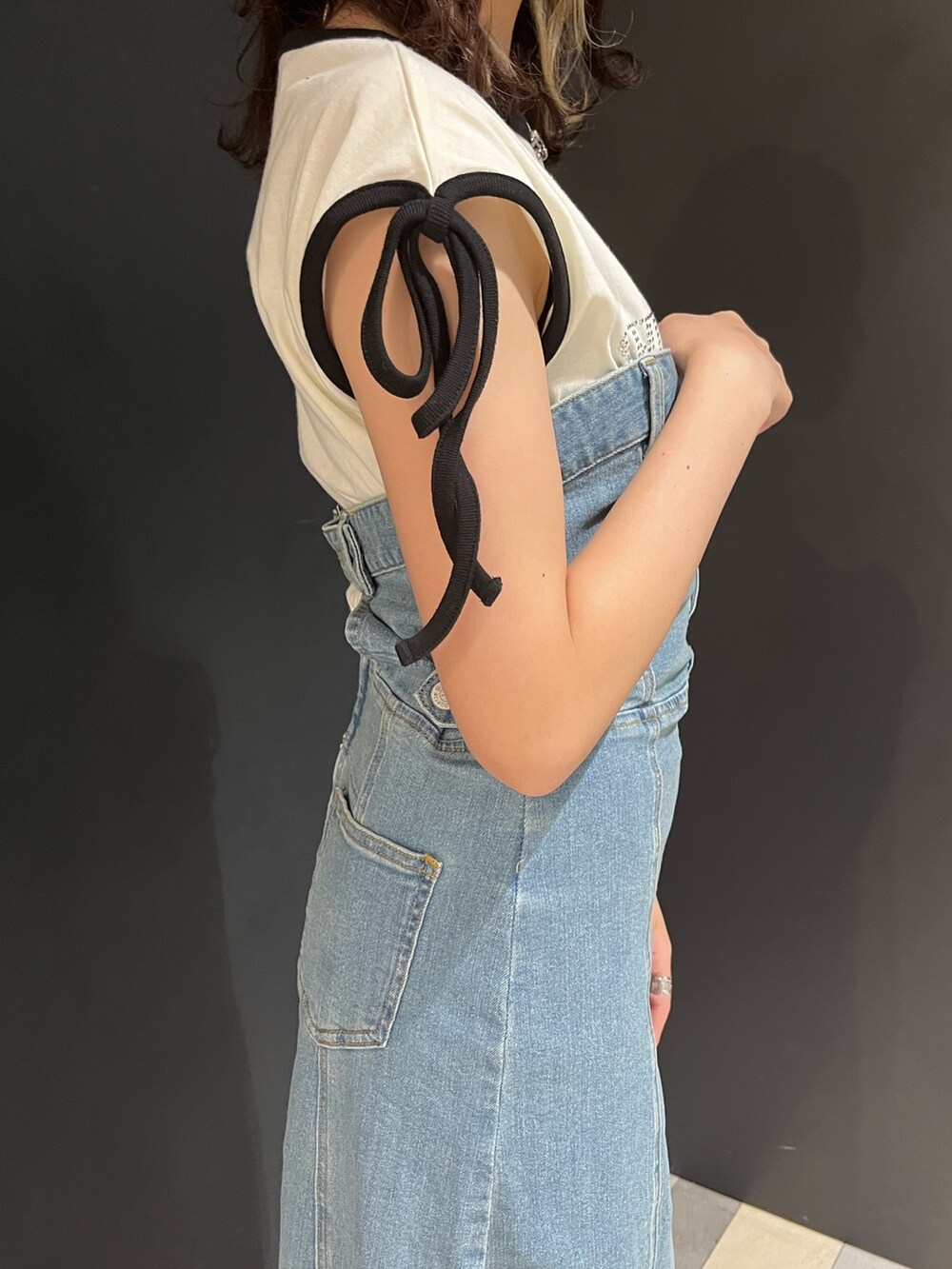 ブルー系のジャンパースカート、ホワイト系のTシャツ/カットソー、シルバー系のサンダルを着用したレディースの夏コーディネートの6枚目の写真