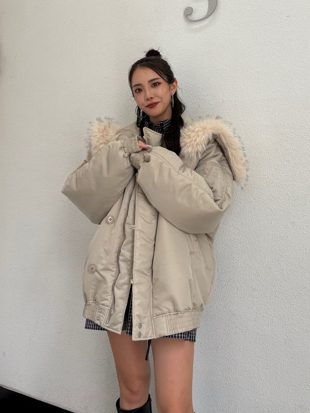 ブラック系のシャツ/ブラウス、ホワイト系のブルゾンを着用したレディースの秋コーディネートの3枚目の写真