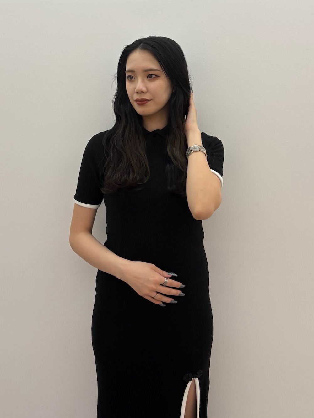 ブラック系のワンピースを着用したレディースの春コーディネートの4枚目の写真