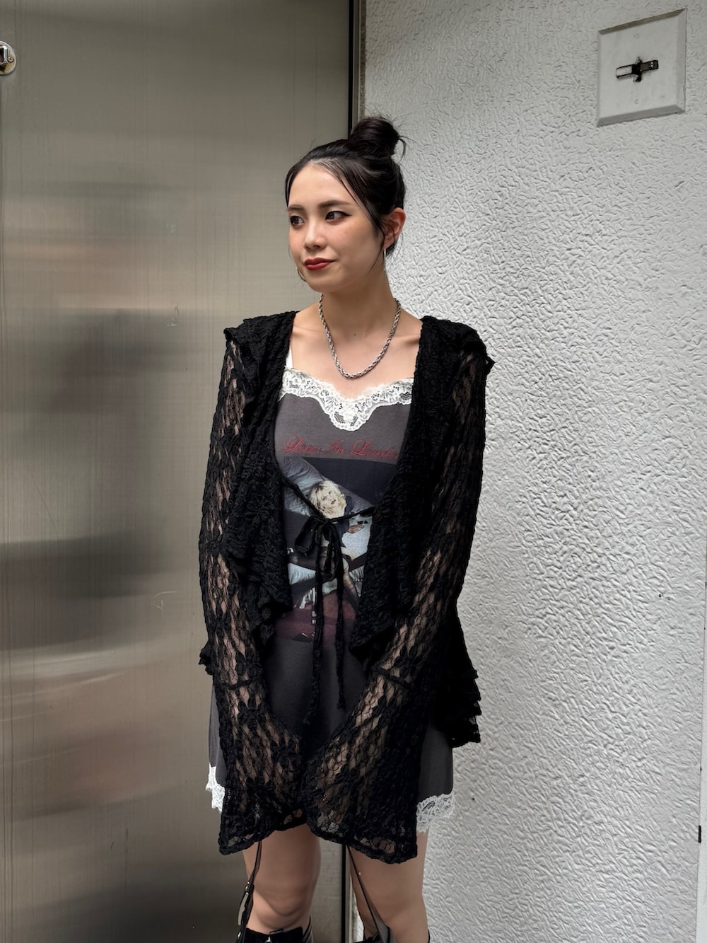 ブラック系のワンピース、ブラック系のシャツ/ブラウス、ブラック系のブーツを着用したレディースの夏コーディネートの5枚目の写真