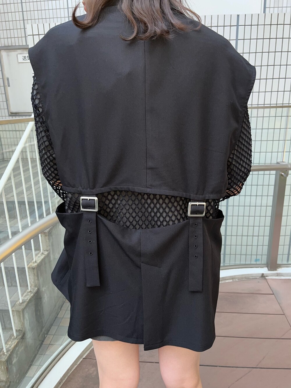 ブラック系のテーラードジャケット、ブラック系のTシャツ/カットソー、ブラック系のTシャツ/カットソーを着用したレディースの春コーディネートの7枚目の写真