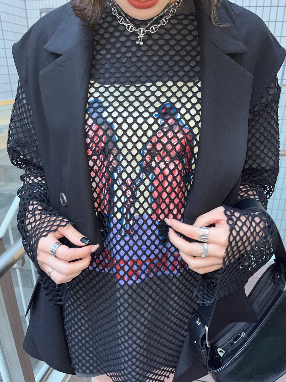 ブラック系のテーラードジャケット、ブラック系のTシャツ/カットソー、ブラック系のTシャツ/カットソーを着用したレディースの春コーディネートの6枚目の写真