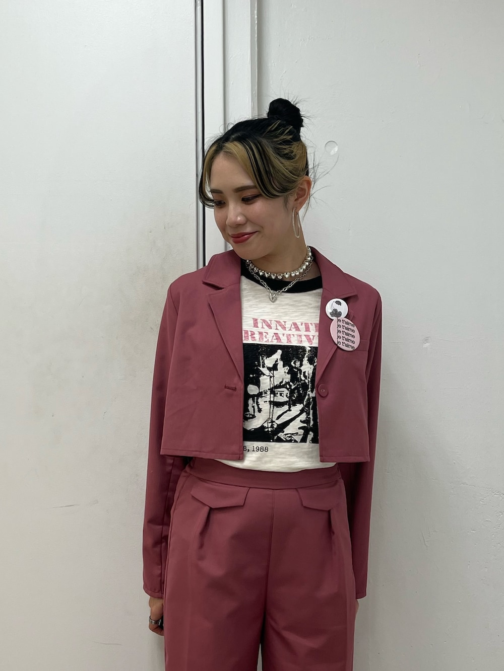 ピンク系のスラックス、ピンク系のテーラードジャケット、ホワイト系のTシャツ/カットソーを着用したレディースの春コーディネートの5枚目の写真