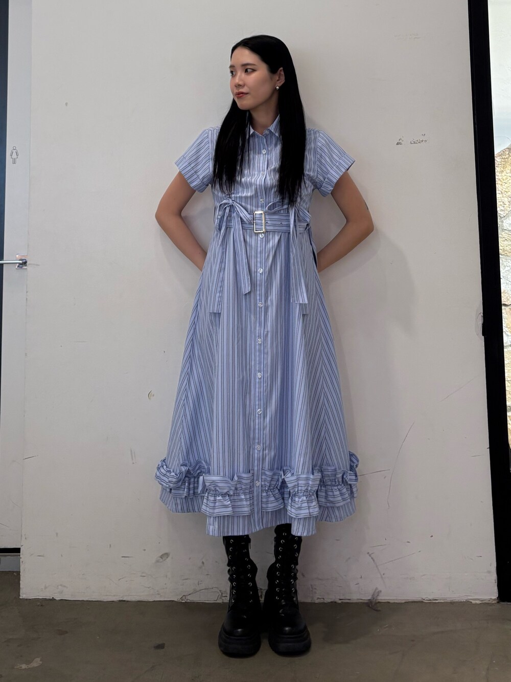ブルー系のワンピースを着用したレディースの春コーディネートの3枚目の写真