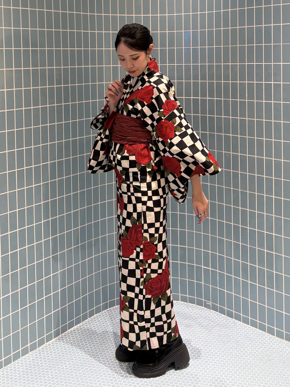 ブラック系のハンドバッグ、レッド系の浴衣を着用したレディースの春コーディネートの2枚目の写真