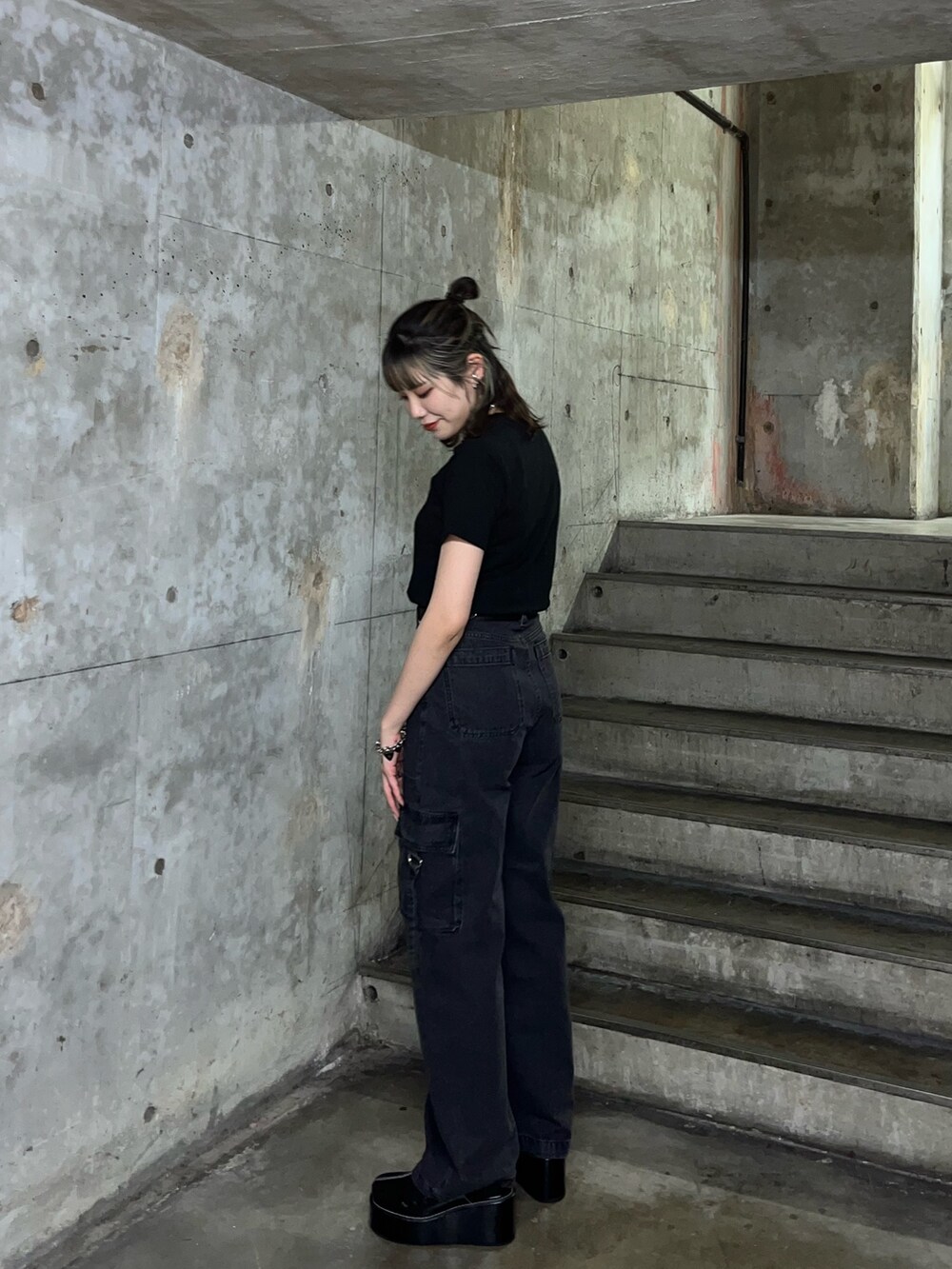 ブラック系のカーゴパンツ、ブラック系のタンクトップ、ブラック系のTシャツ/カットソーを着用したレディースの春コーディネートの2枚目の写真