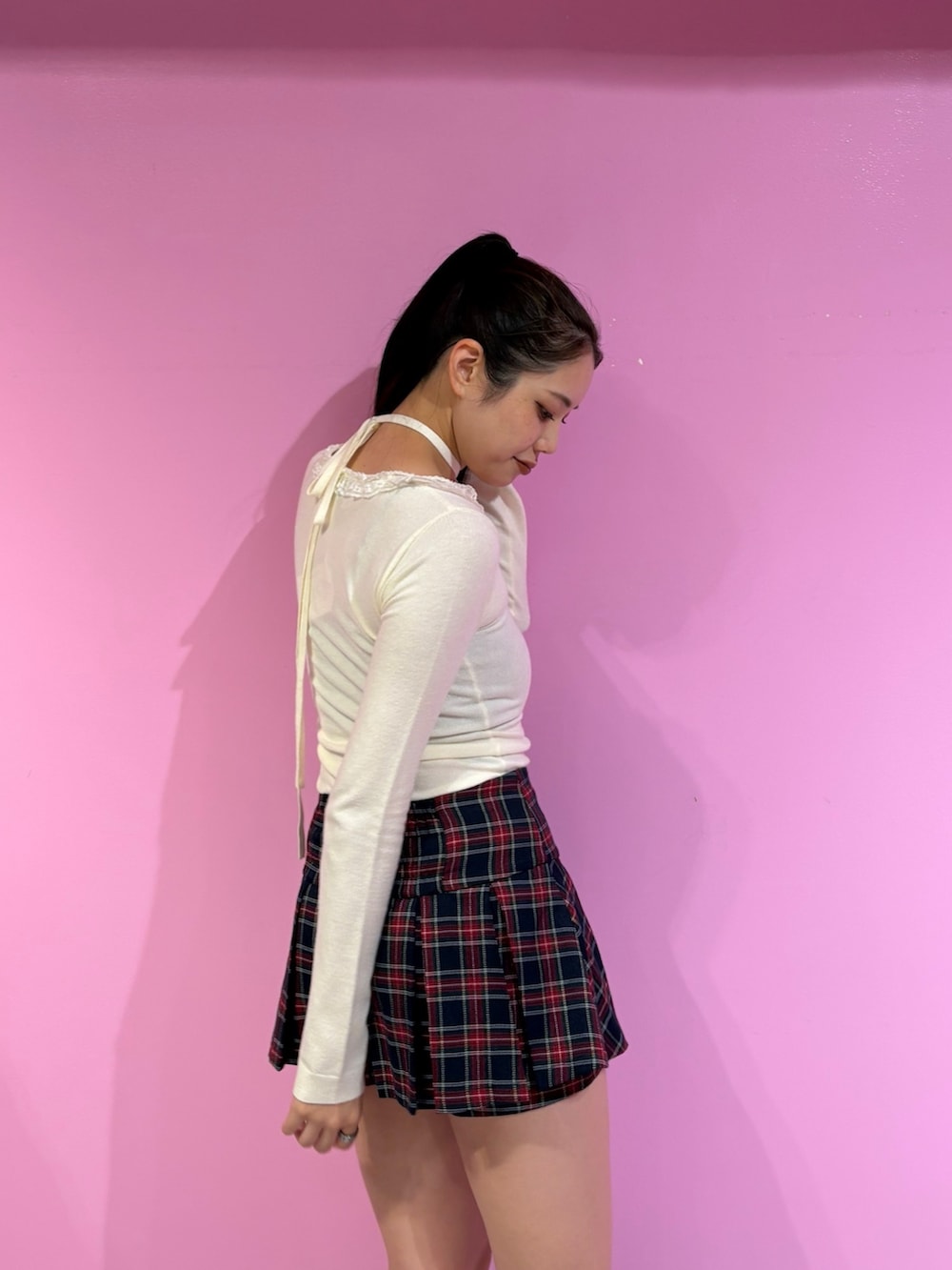 ホワイト系のニット/セーター、ブルー系のスカート、ブラック系のブーツを着用したレディースの夏コーディネートの4枚目の写真