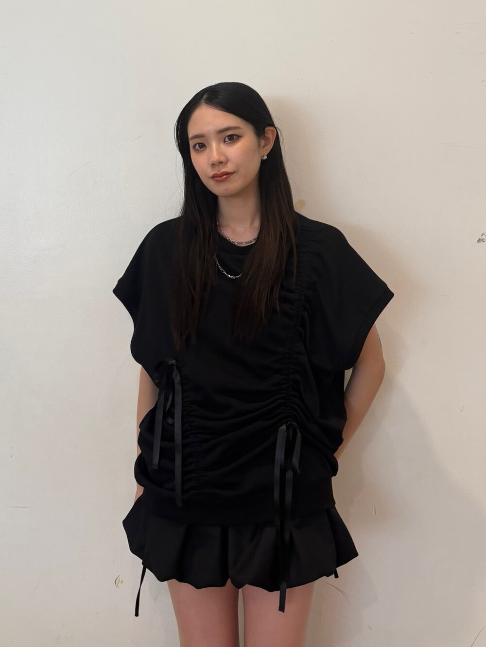 ブラック系のTシャツ/カットソー、ブラック系のスカートを着用したレディースの春コーディネートの5枚目の写真