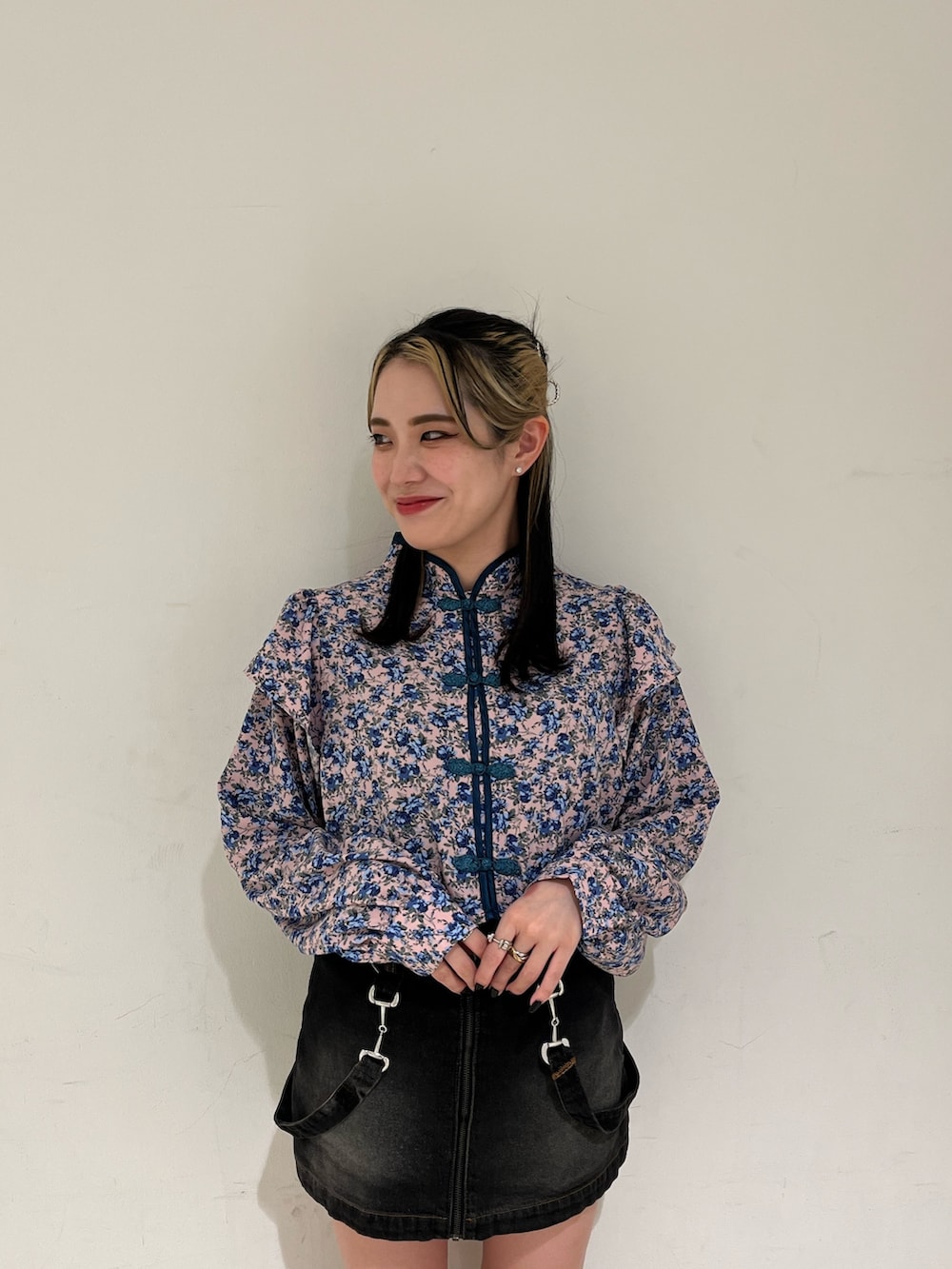 ブラック系のデニムパンツ、ピンク系のシャツ/ブラウス、ブラック系のブーツを着用したレディースの春コーディネートの5枚目の写真