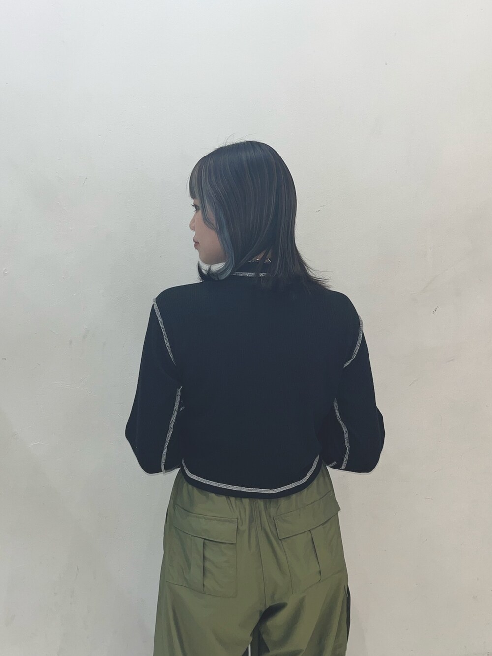 グリーン系のその他パンツ、ブラック系のTシャツ/カットソー、シルバー系のネックレスを着用したレディースの春コーディネートの5枚目の写真