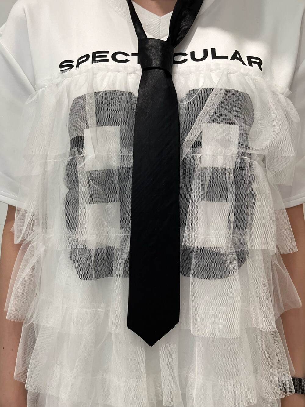 ホワイト系のワンピース、ブラック系のブーツを着用したレディースの春コーディネートの6枚目の写真