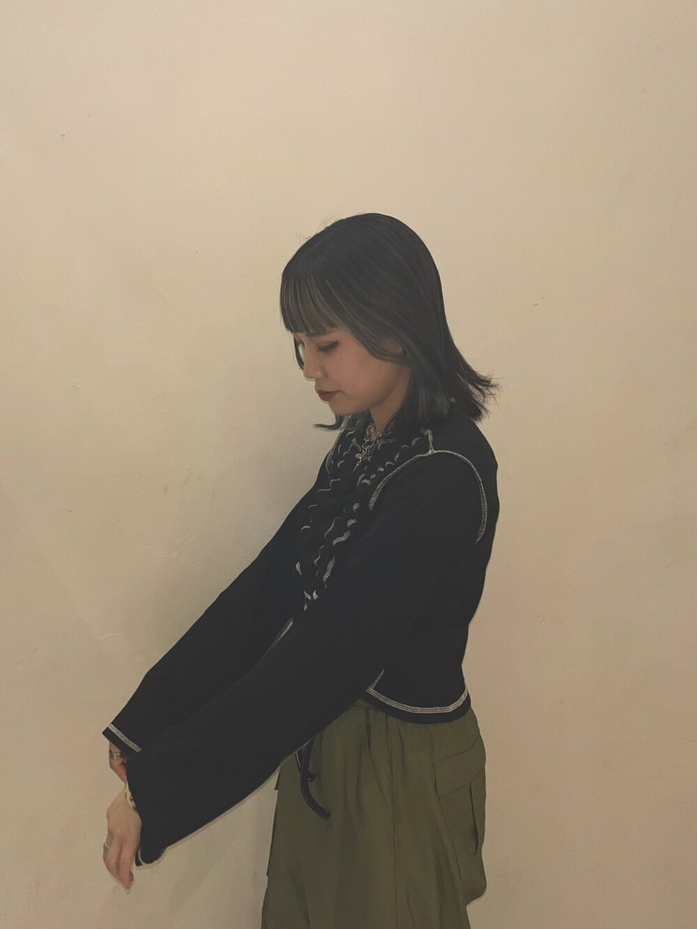 グリーン系のその他パンツ、ブラック系のTシャツ/カットソー、シルバー系のネックレスを着用したレディースの春コーディネートの4枚目の写真