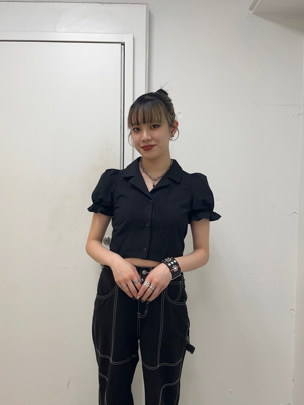 ブラック系のその他パンツ、ブラック系のシャツ/ブラウス、ブラック系のサンダルを着用したレディースの夏コーディネートの4枚目の写真