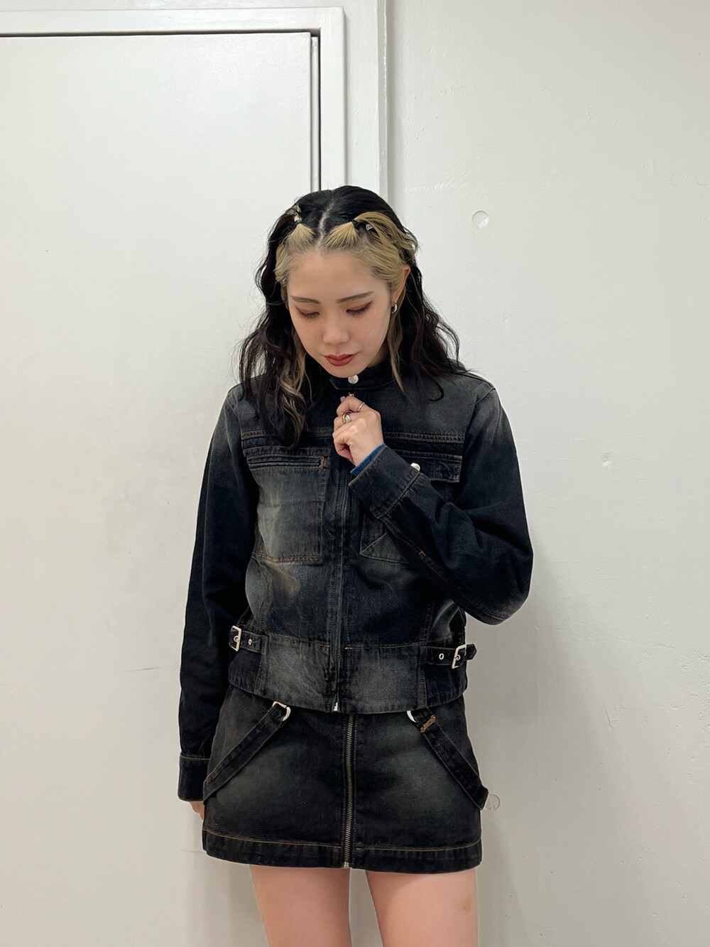 ブラック系のデニムジャケット、ブラック系のショルダーバッグ、ブラック系のブーツを着用したレディースの冬コーディネートの4枚目の写真