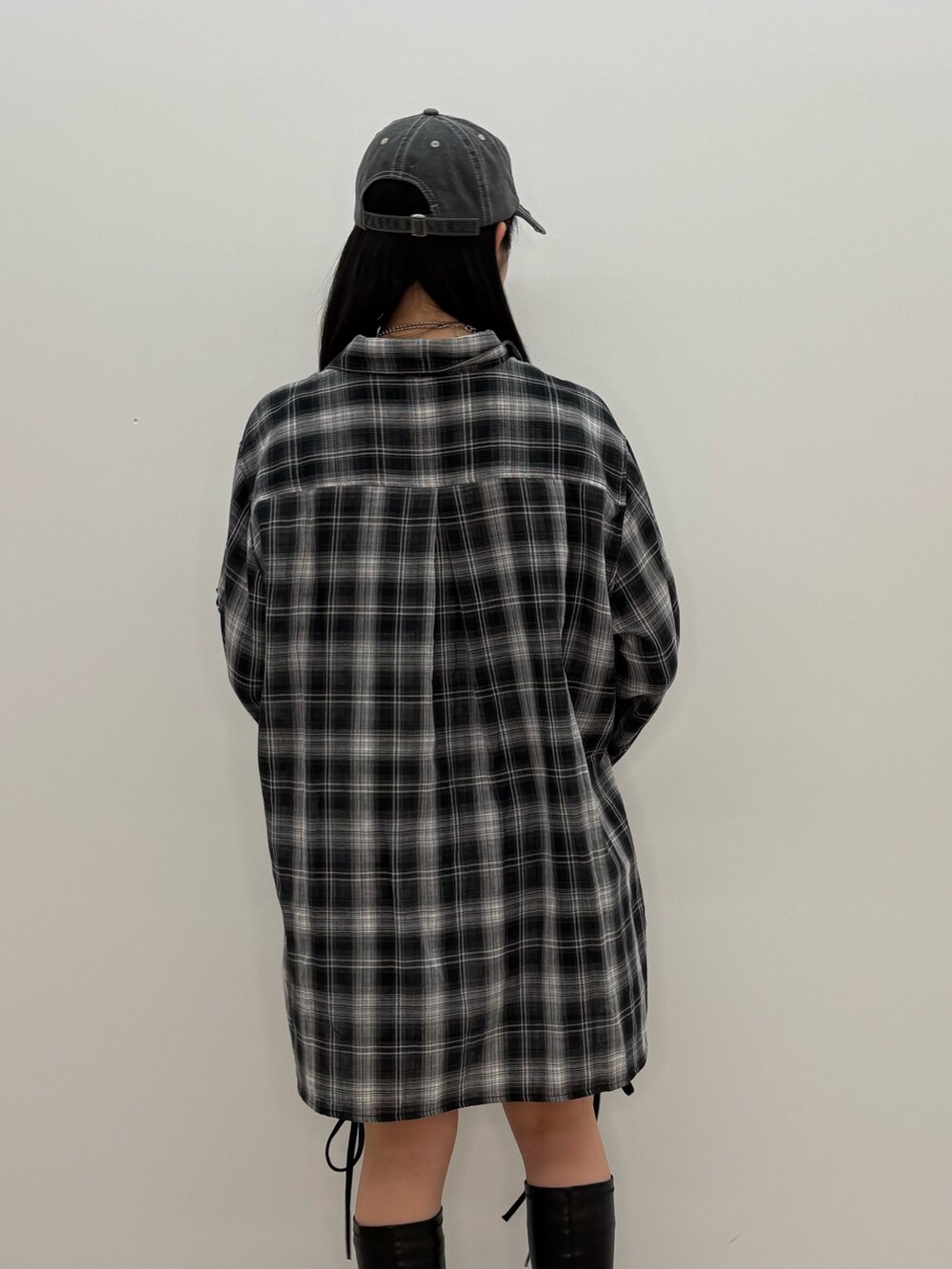 ブラック系のシャツ/ブラウス、ブラック系のその他パンツ、ブラック系のキャップを着用したレディースの春コーディネートの4枚目の写真