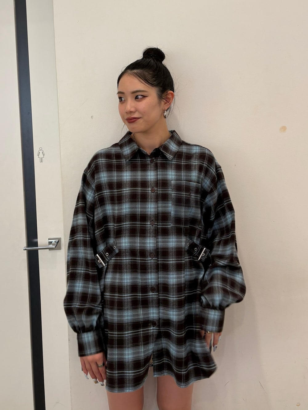 ブラウン系のシャツ/ブラウス、ブラック系のブーツを着用したレディースの夏コーディネートの4枚目の写真