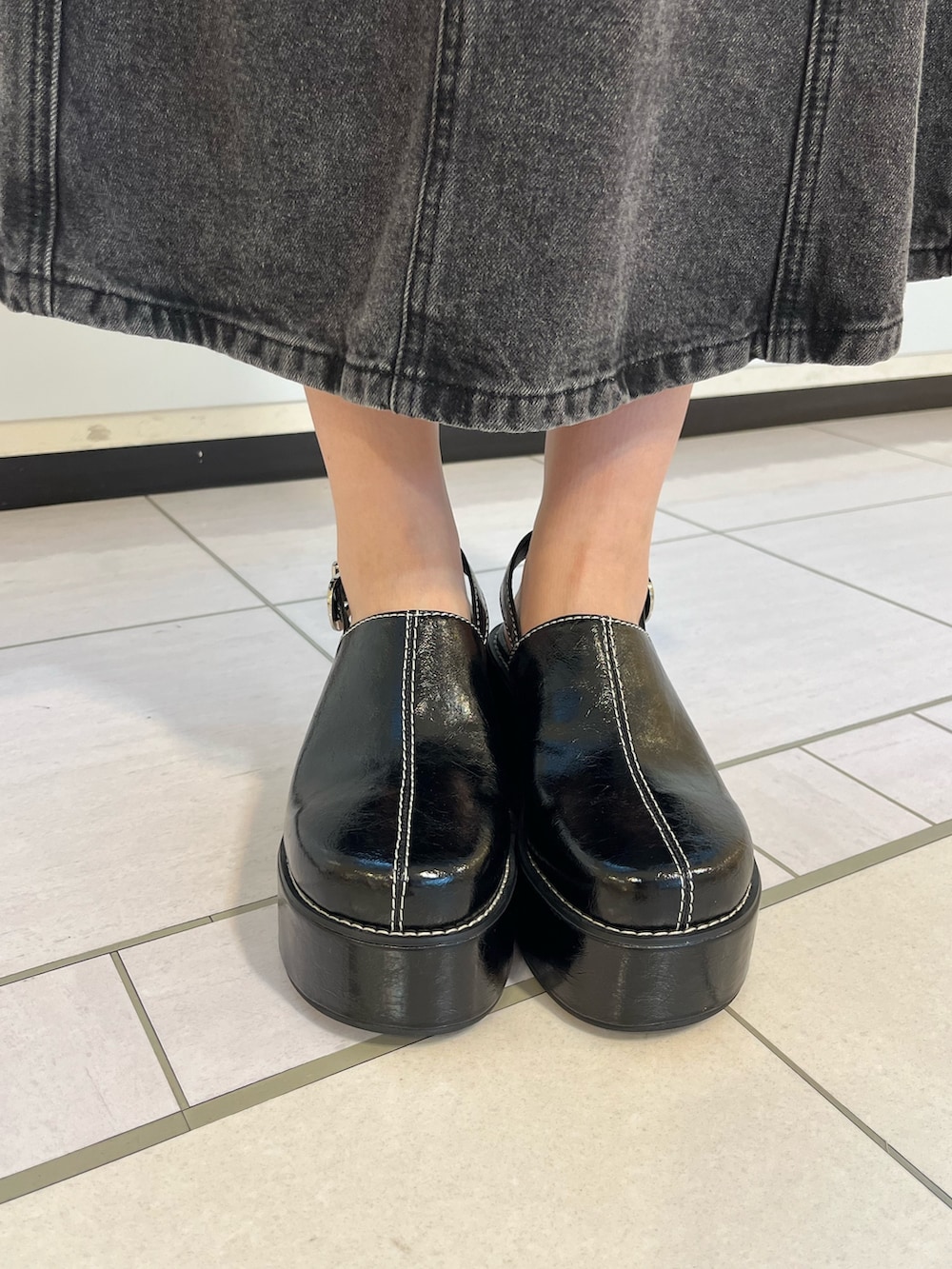 ブルー系のシャツ/ブラウス、ブラック系のデニムスカート、ブラック系のサンダルを着用したレディースの夏コーディネートの9枚目の写真