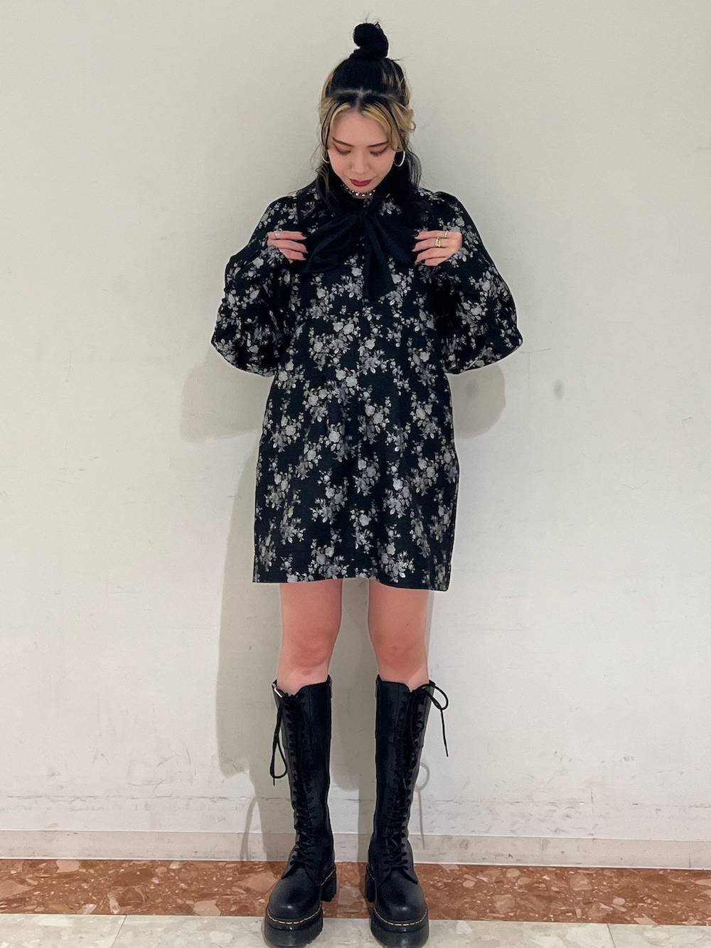 ブラック系のシャツ/ブラウス、ブラック系のブーツ、ブラック系のワンピースを着用したレディースの冬コーディネートの4枚目の写真