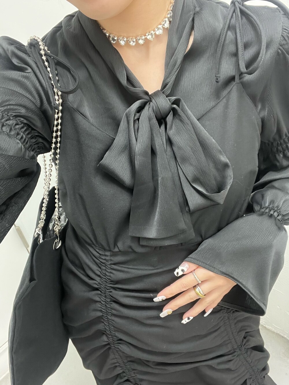 ブラック系のワンピース、ブラック系のシャツ/ブラウス、ブラック系のトートバッグを着用したレディースの冬コーディネートの6枚目の写真