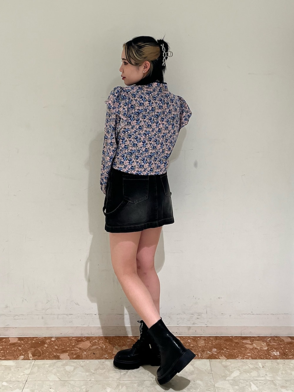 ブラック系のデニムパンツ、ピンク系のシャツ/ブラウス、ブラック系のブーツを着用したレディースの春コーディネートの2枚目の写真