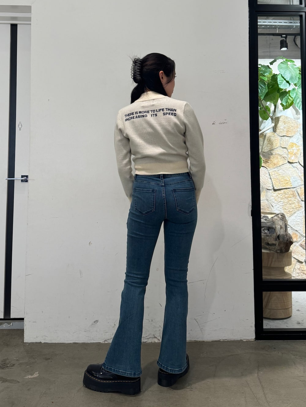 ホワイト系のニット/セーター、ブルー系のデニムパンツを着用したレディースの秋コーディネートの4枚目の写真