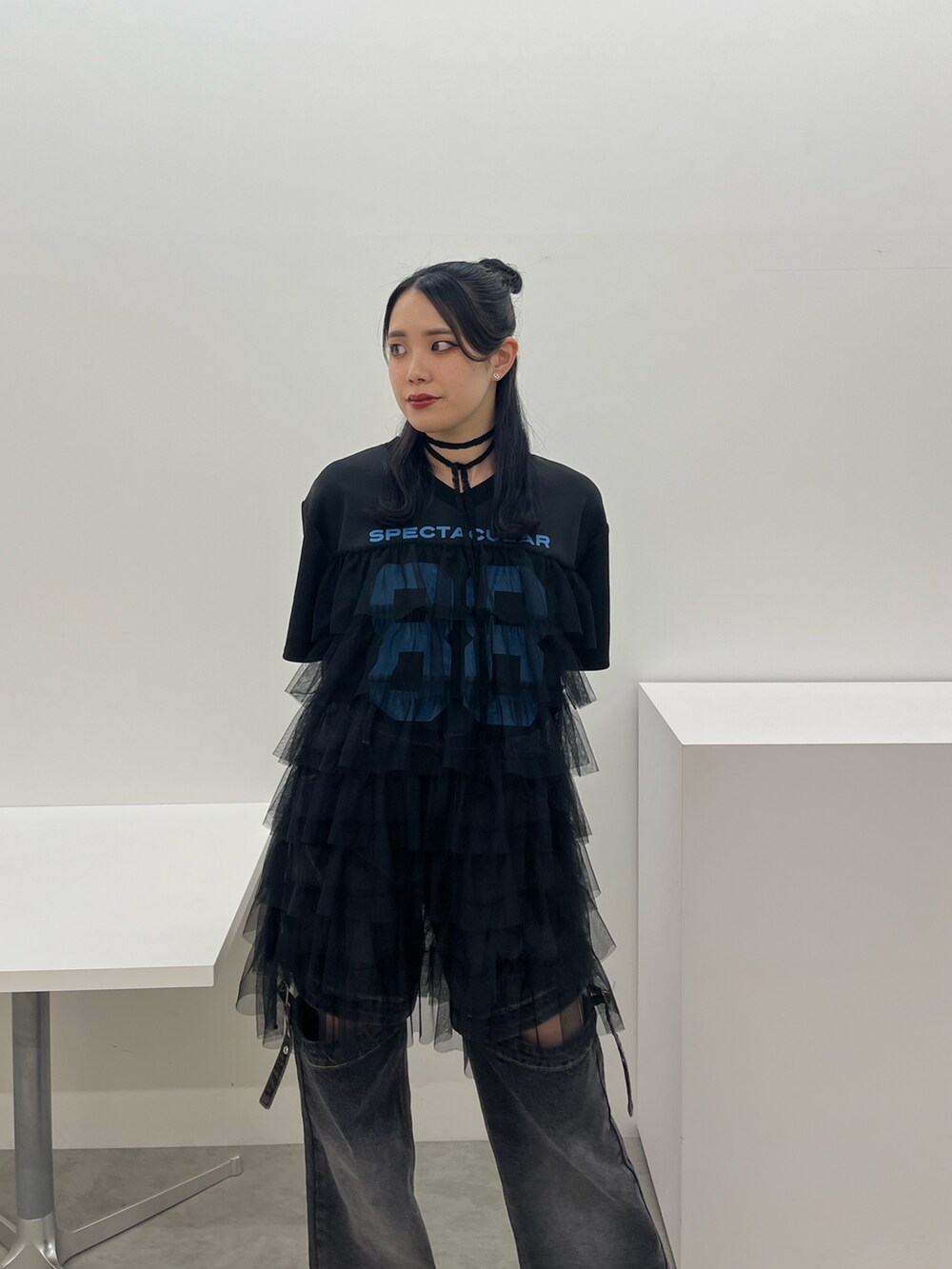 ブラック系のワンピース、ブラック系のデニムパンツを着用したレディースの春コーディネートの3枚目の写真